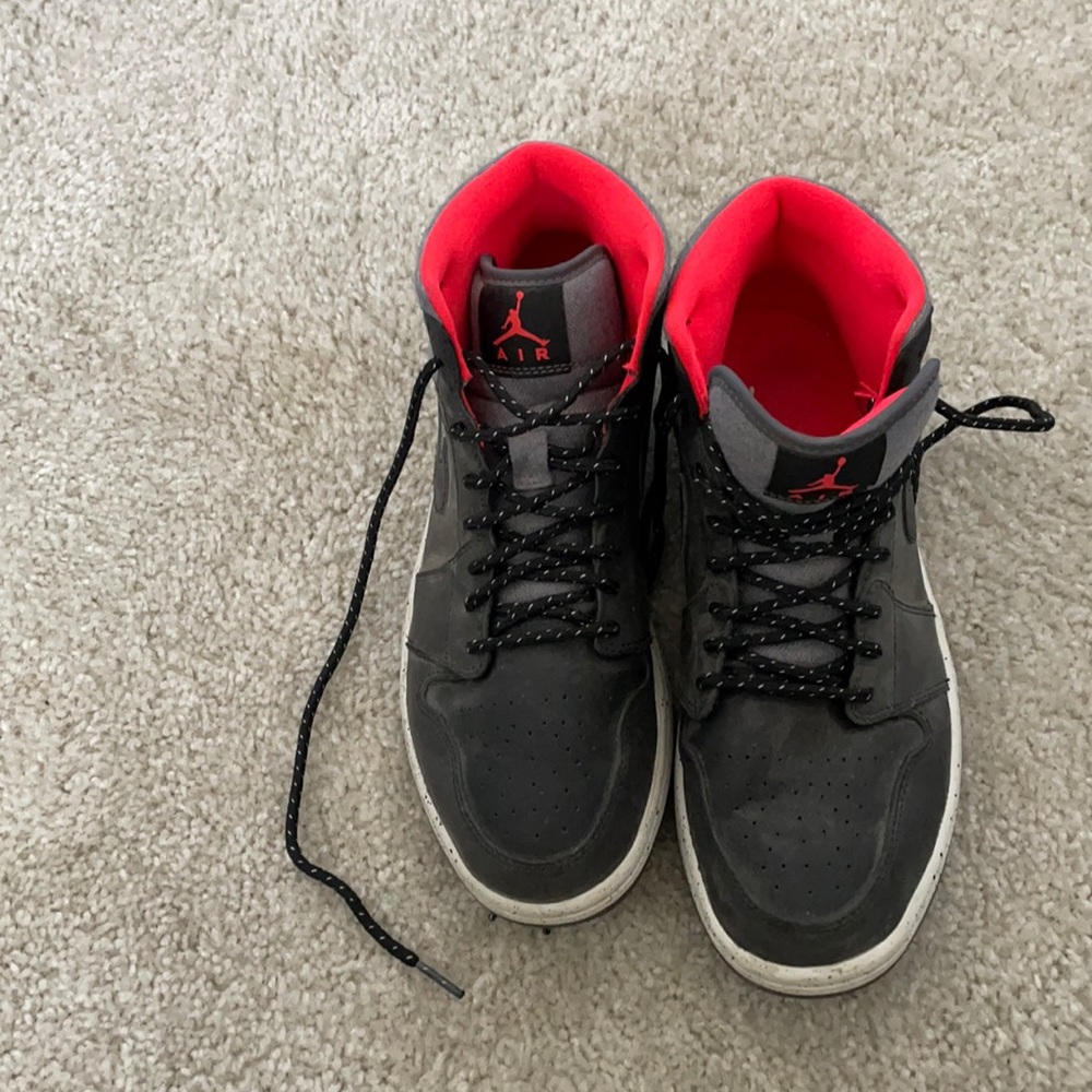 Men’s Jordans 1 mid holiday